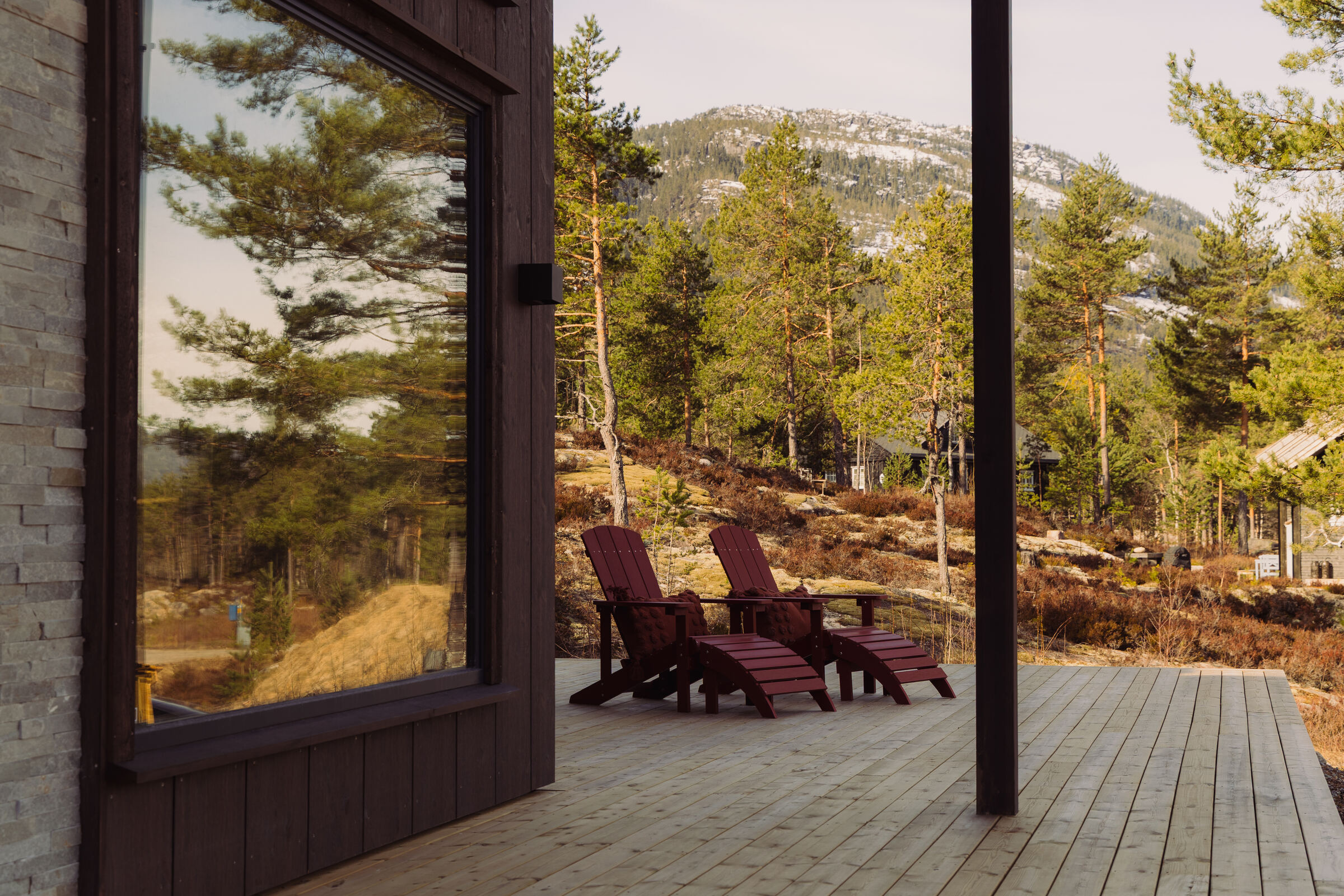 Villa Fossen — terras met hottub en bergzicht